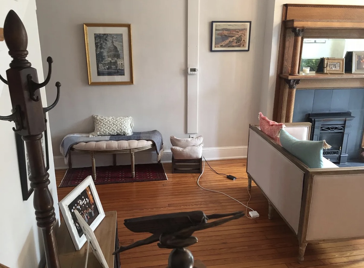 Sitting room with mirror and bench
